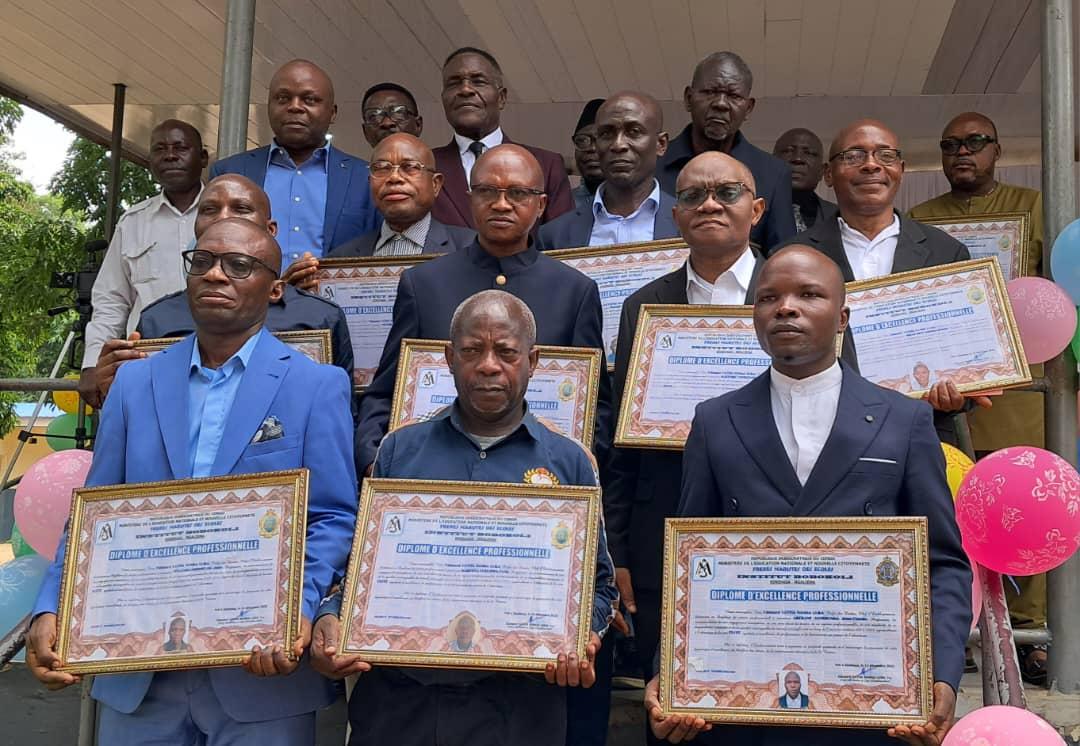 Cérémonie de reconnaissance à l’Institut Bobokoli : célébrer l’excellence et le dévouement